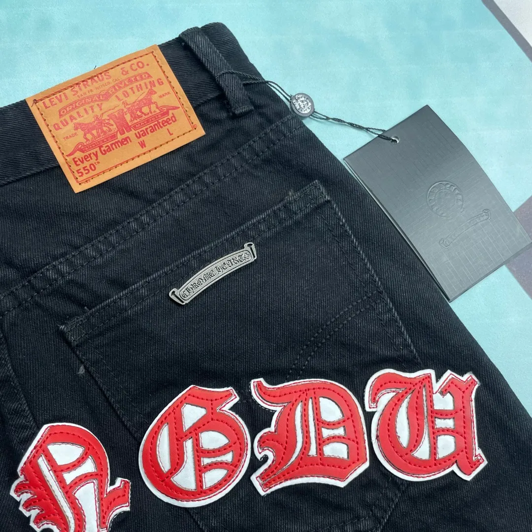 🅿️290 🔘Style No.-KL161 🔘Cross Heart𝐂𝐡𝐫𝐨𝐦𝐞 𝐇𝐞𝐚𝐫𝐭 City Limited Sanskrit Cross Patched Leather Jeans* These two pairs of Cros Heart city limited series jeans! This is an ultra-limited edition launched by Kroxin, a hard currency in the fashion circle! The overall material of the pants is classic black denim, which has a great texture, feels crisp yet soft, and is extremely durable. The colorful crosses and letter patterns on it are a highlight. The crosses come in orange, white, red and other colors. They are presented through exquisite embroidery technology. They are full of three-dimensionality, bright and not easy to fade. The letter patterns are also exquisitely embroidered, and they complement each other with the cross, which directly adds to the sense of fashion. In terms of production technology, Croxin has always strived for excellence. The wiring is very neat, every stitch is just right, and the hardware accessories are also customized, such as buttons and zippers. They are not only durable, but also have Croxin's iconic detailed design, which is full of high-end feeling. The shape is an unobtrusive straight design, which can well modify the shape of the legs. Whether you have thick or thin legs, they will look good on you. Moreover, this style is very versatile and can be easily worn in various styles. Here are some matching suggestions: Street style: Pair your upper body with a loose white hooded sweatshirt, a black Crocodile leather jacket, and a pair of black high-top Converse or Martin boots for a cool and handsome look. If you add Kroxin's silver necklace or ring, the overall look will be more complete. Casual chic: A simple short-sleeved T-shirt in a solid color, such as black, gray or white, will look great with these pants. Put on a pair of white Nike sneakers and carry a Crouching crossbody bag, and you will be both comfortable and fashionable on the street every day. Retro style: You can choose a floral shirt, tuck the hem into your pants, and pair it with a pair of retro western boots or designer shoes to instantly create a retro and personalized atmosphere. These pants are really a must-have fashion item, and they can also be matched as a pair for couples. You can pair them with your partner and be the center of attention when out on the street! If you like fashion, don’t miss it!  Size: S M L XL (28.30.32.34) Color: black with red, black with orange